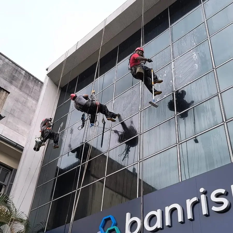 Equipe Alturas RS realizando acesso por corda em fachada predial