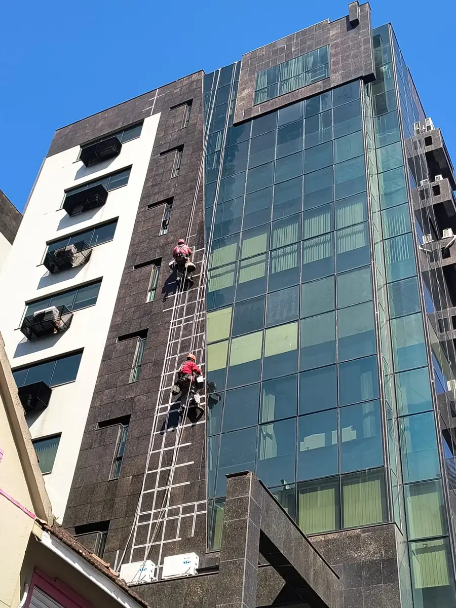 Trabalho em altura em edifício comercial